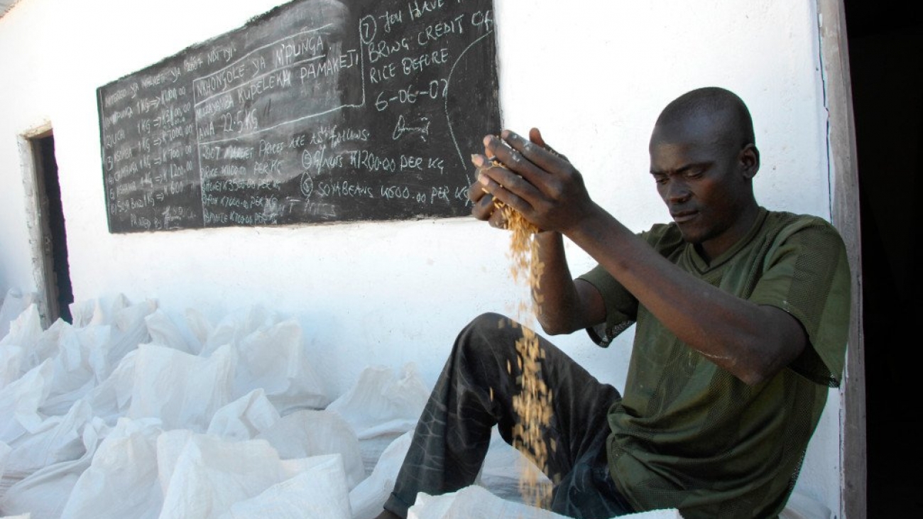 Julie Larsen Maher_5213_Local man with rice for market Chifunda_ZMB_06 27 07.jpg